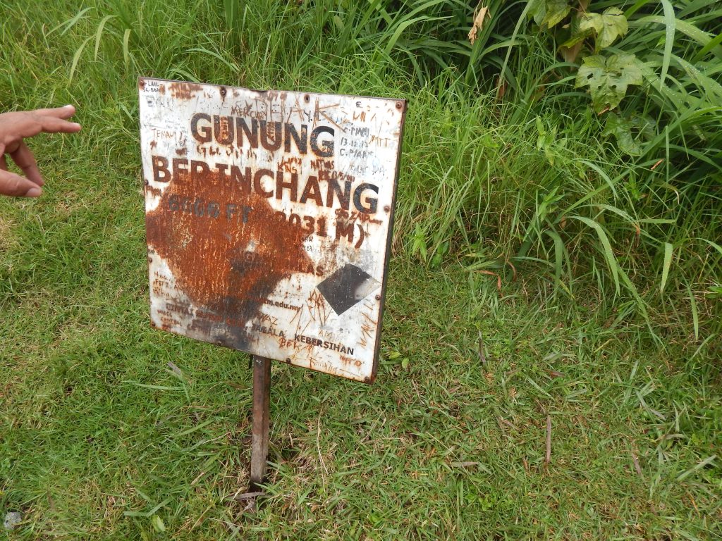 A rusted sign of Gunung Berinchang