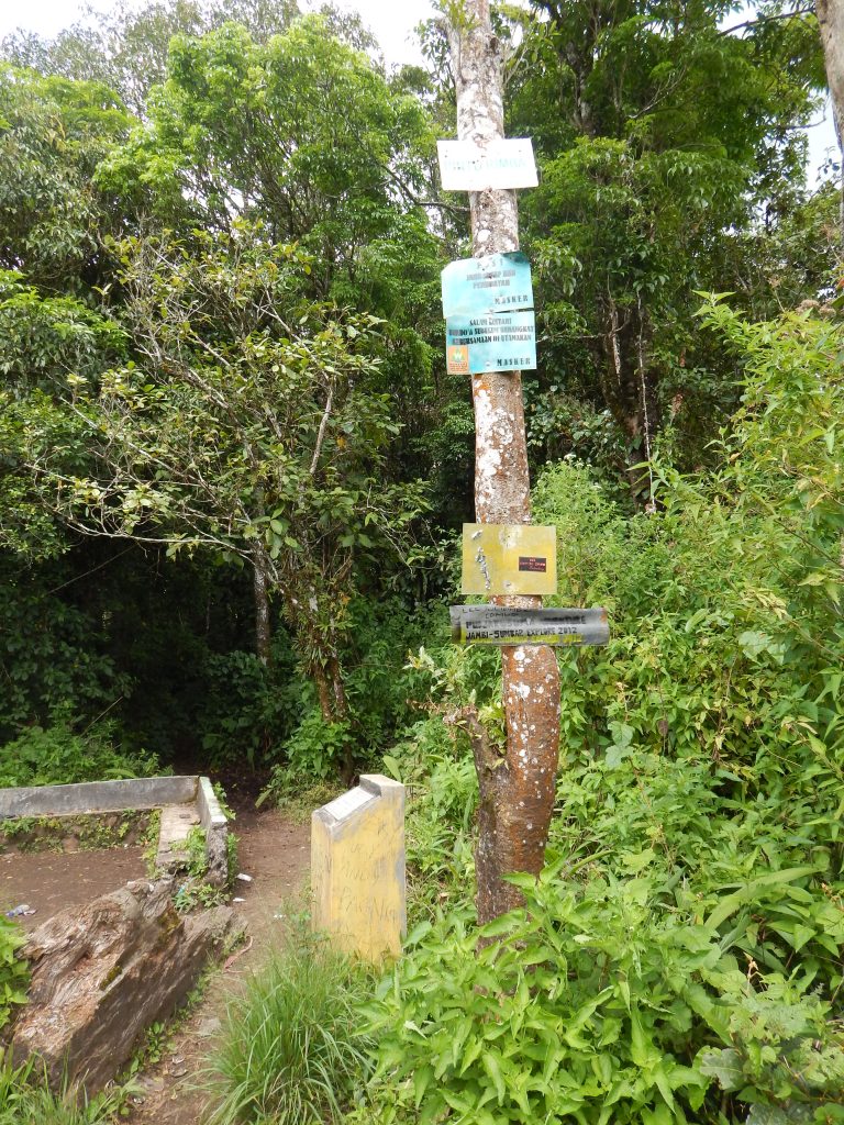 Signpost near the entrance of Gunung Kerinci's trail