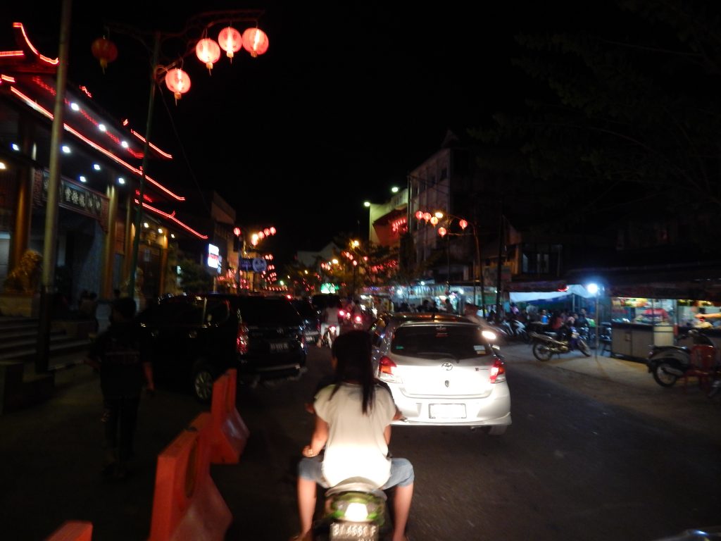 Busy crowds in Chinatown in Pandag