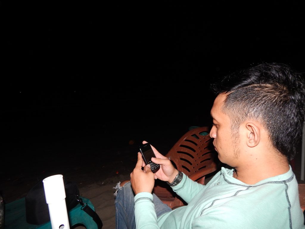 Halmi and his blackberry at Pantai Padang