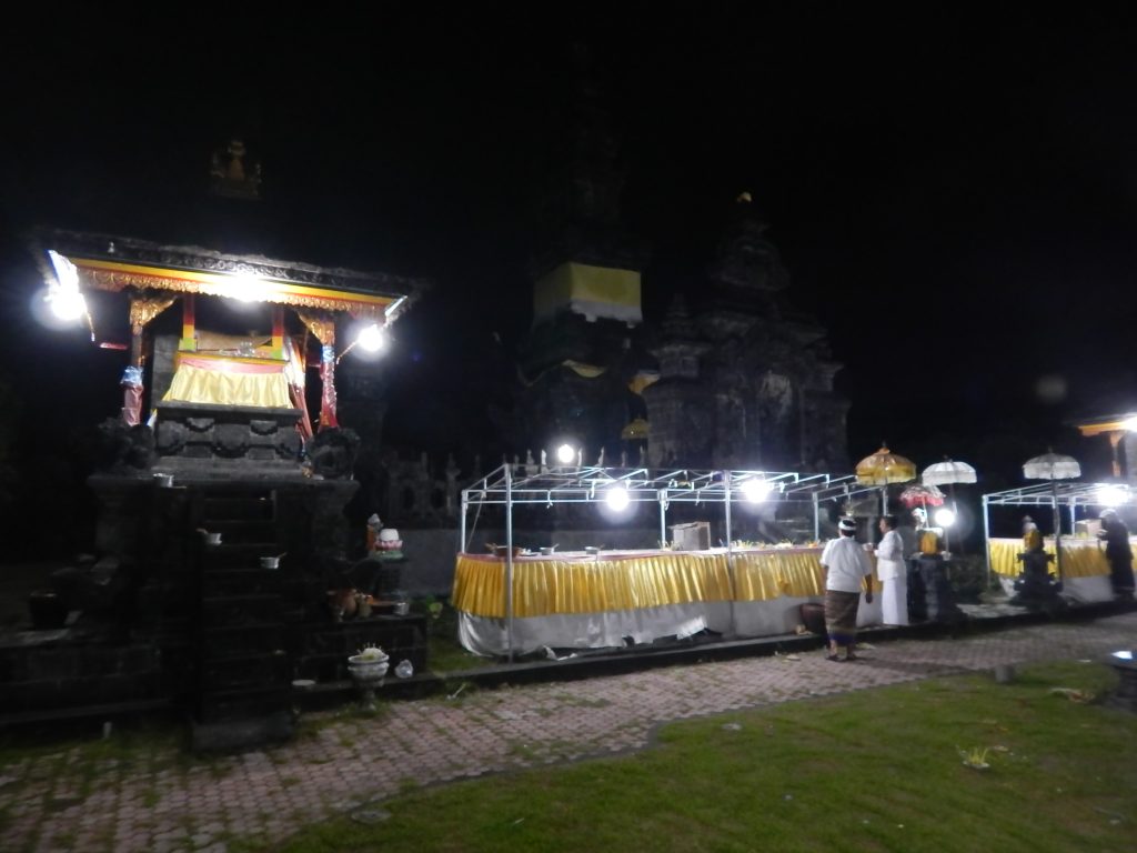 Full moon ceremony in a temple near Lovina Beach